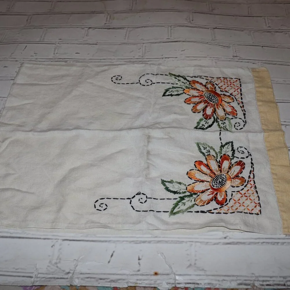 🌼 Vintage Embroidered Table Runner · 15